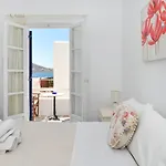 White Paros Apartman Náusza