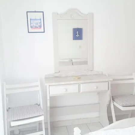 White Paros נאוסה