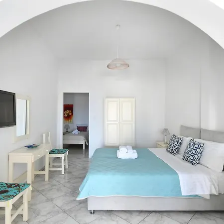 White Paros Apartman *