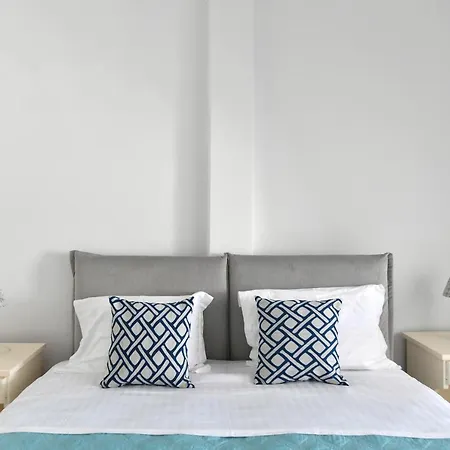 White Paros Apartman *