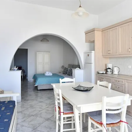 White Paros נאוסה